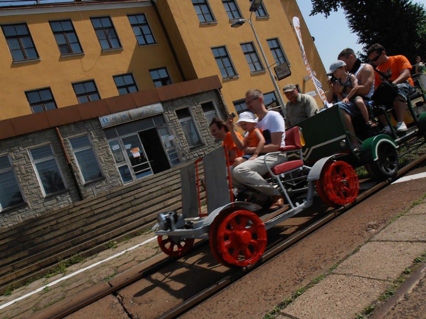 Drezyna pierwszy kurs zrobiła planowo o godzinie 10,...