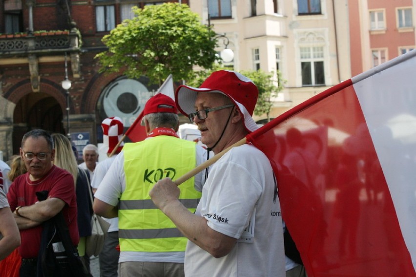 Manifestacja KOD w Legnicy (ZDJĘCIA)