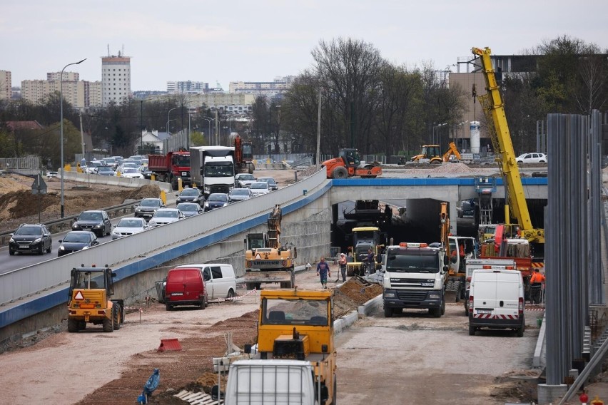 Budowa linii tramwajowej do Górki Narodowej postępuje, północ Krakowa się zmienia. Estakady, kładki, tunel. Nowe zdjęcia