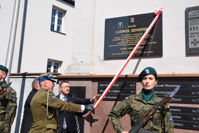 Patriotyczna uroczystość w Sieradzu. Odsłonięcie tablicy oficera zamordowanego w Katyniu