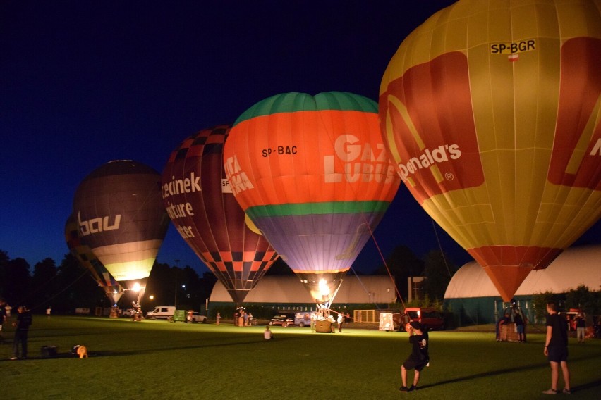 Nocna gala balonowa w Szczecinku. Światło i dźwięk [zdjęcia]