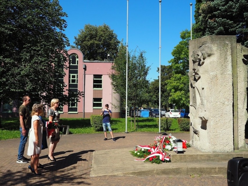Pod pomnikiem na terenie Miejsce Pamięci w Brzeszczach...