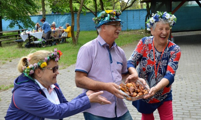 Seniorzy z DK Lokator w Zduńskiej Woli budzili lato w plenerze