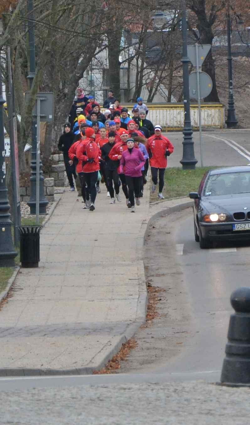 Malbork: Bieg na zakończenie roku 2012. Grupa Malbork i przyjaciele pobiegli ulicami miasta