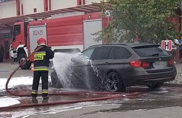 Na parkingu spaliły się chrysler i bmw