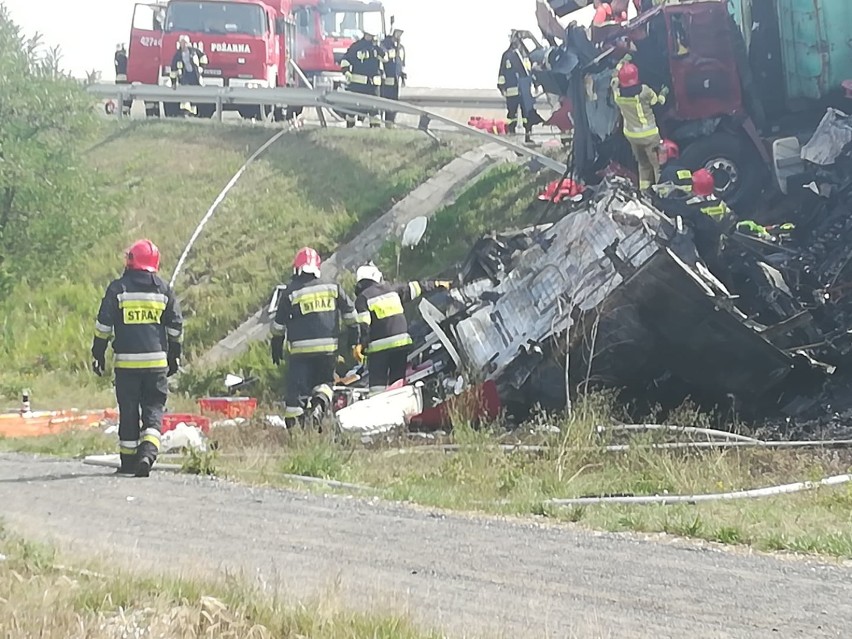 Bardzo groźny wypadek. Droga DK15 na odcinku Gniezno-Trzemeszno całkowicie zablokowana! [ZDJĘCIA, FILM]