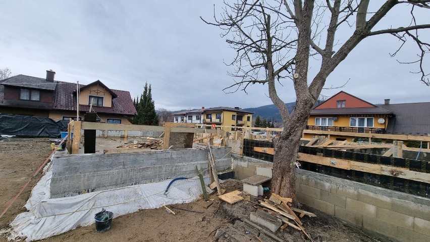 Betonoza ustąpi zieleni. Prace na rynku w Tymbarku postępują. Wójt chwali 