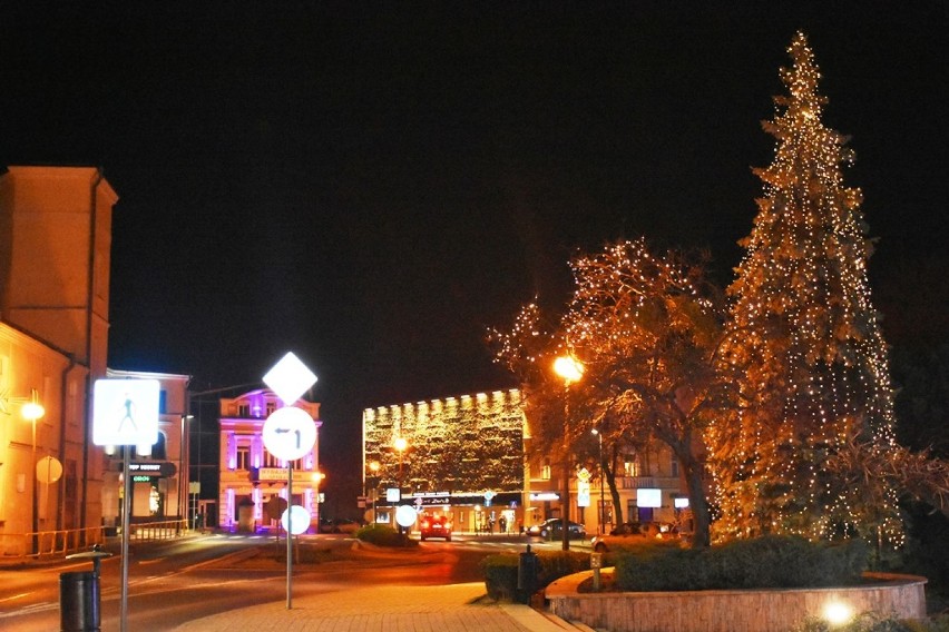 Chełm. Zamiast drewnianej szopki  na placu Łuczkowskiego pojawiła się rozświetlona betlejemska stajenka. Zobacz zdjęcia