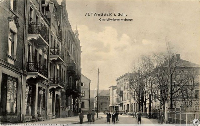  Lata 1909-1911 , Początkowy odcinek ulicy 11 listopada, na lewo widoczne fasady kamienic nr 6 oraz 8, w tle charakterystyczny narożny budynek nr 1