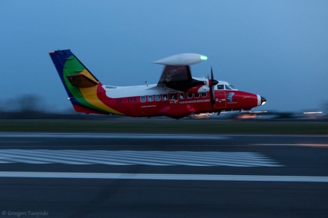 Samolot pomiarowy Inspekcji Lotniczej Polskiej Agencji Żeglugi Powietrznej, zwany „papugą” sprawdzał ostatnio działanie świateł zamontowanych na radomskim lotnisku na Sadkowie.