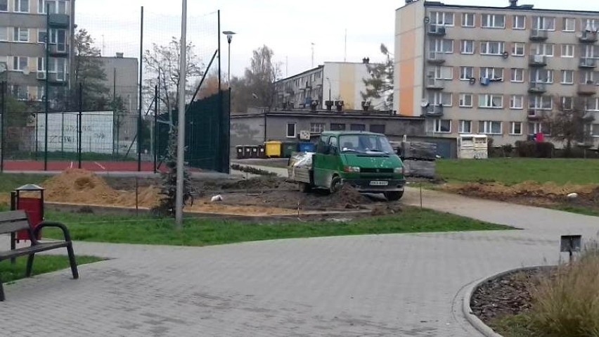 Nowe wyposażenie w parku przy "wielorybku" w Radomsku