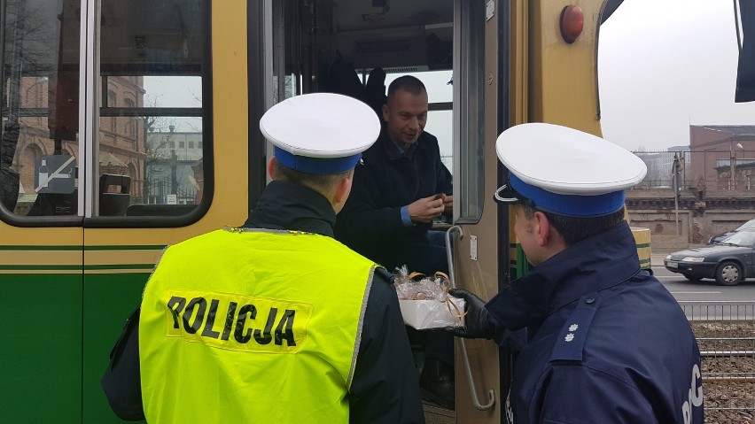 Policjanci rozdawali pączki na ulicach Łodzi [ZDJĘCIA]