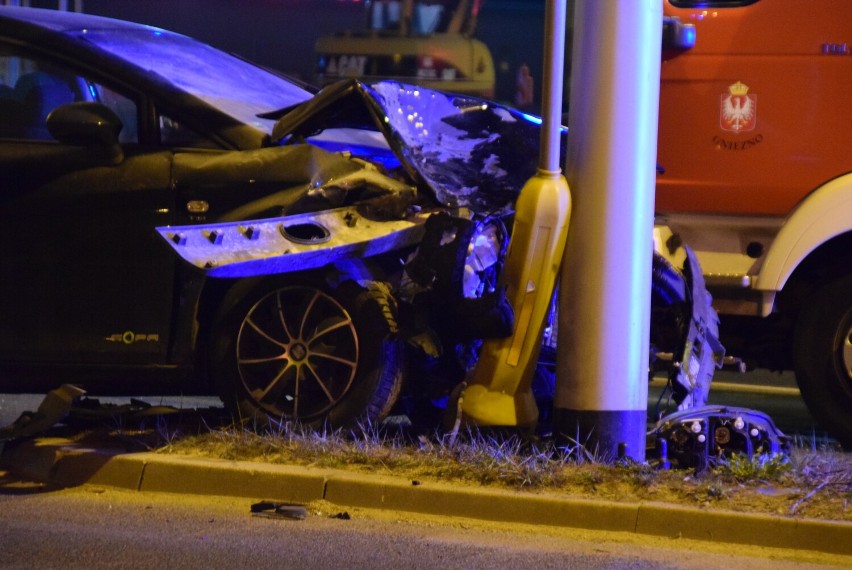 Gniezno. Wypadek na skrzyżowaniu ulic Poznańskiej i Kiszkowskiej. Jedna osoba jest poszkodowana