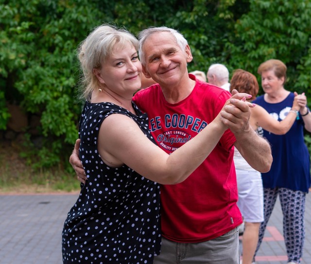 Jak wspaniale potrafi bawić się starsze pokolenie, po raz kolejny przekonywali nas seniorzy z Dobrzycy, którzy tanecznym krokiem powitali lato