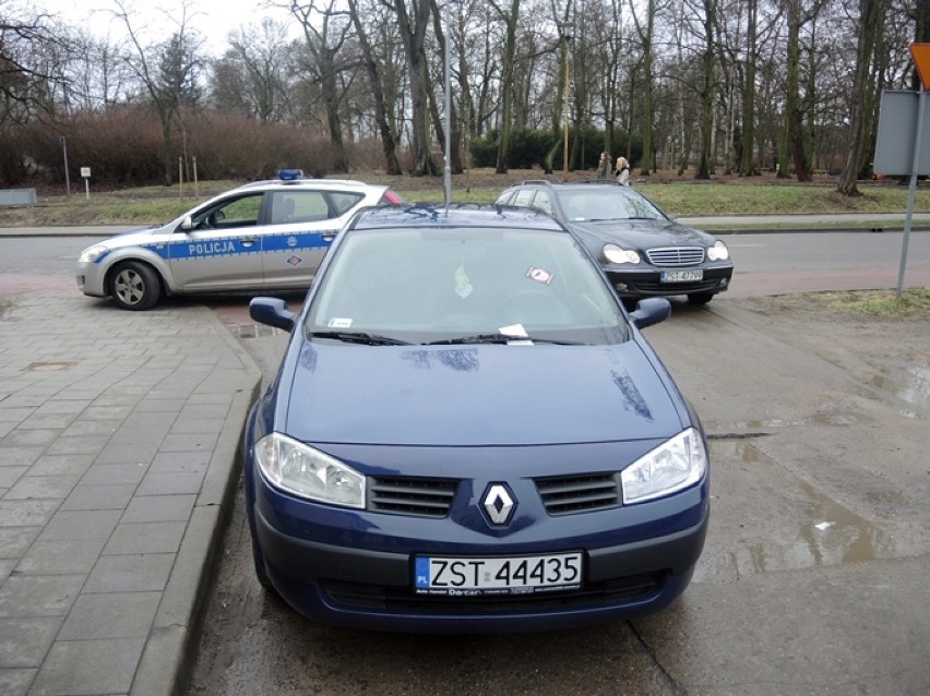 Chamskie parkowanie w Stargardzie nr 83. Ul. Skarbowa. Wezwanie od policji i karny łoś na szybie