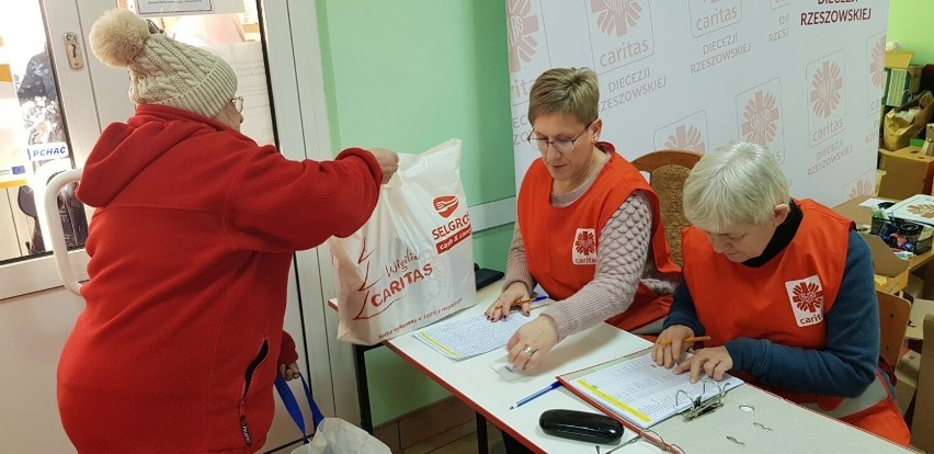 Caritas Diecezji Rzeszowskiej przygotowała 1500 paczek z...