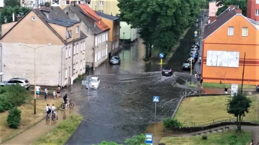 Ulica Lipowa po ulewnych deszczach regularnie zalewana jest...
