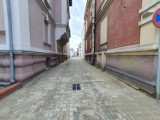 Pięknieją ,,gaski'' w centrum Leszna – dwie uliczki na starówce, gdzie już nie potkniemy się na spacerze ZDJĘCIA
