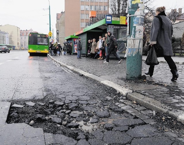 Takie dziury straszą na ulicy Zwierzynieckiej, gdzie tymczasowy przystanek mają autobusy MPK