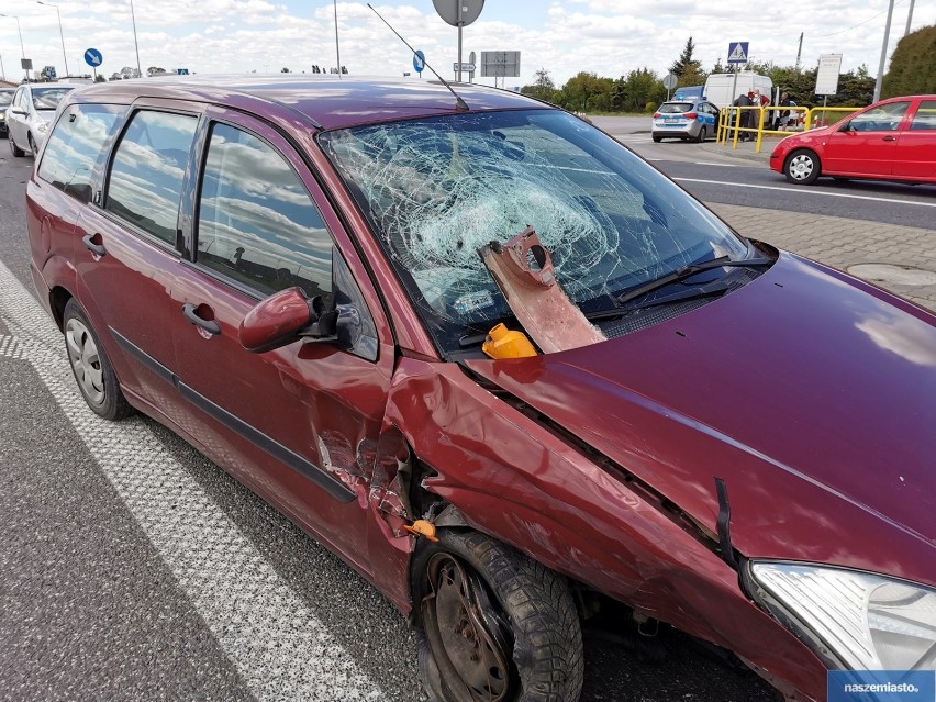 Wypadek na drodze Włocławek - Brześć Kujawski. Bus zderzył się z osobowym fordem [zdjęcia]