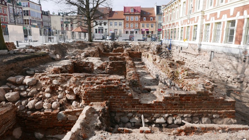 Miasto zdecydowało co dalej z archologicznymi znaleziskami na Rynku ZDJĘCIA 