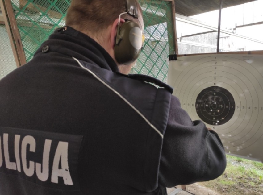 Gostyń. Policjanci z Gostynia podnosili umiejętności w strzelaniu. Zajęcia prowadzone są przez policyjnych instruktorów [ZDJĘCIA]