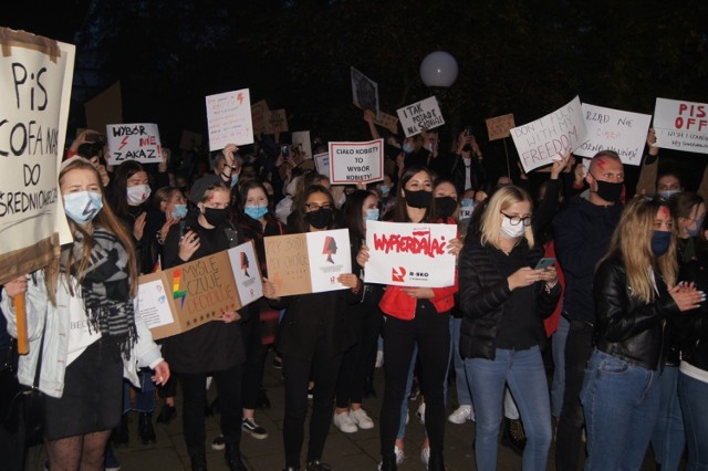 Strajk Kobiet Radomsko 2020. Blokada ronda przy MDK i protest pod domem poseł Milczanowskiej