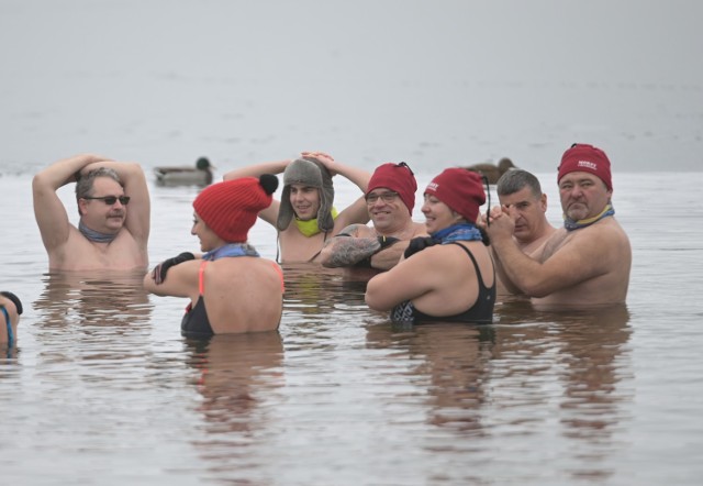 Miłośnicy morsowania chętnie kąpią się w Jeziorze Rudnickim w Grudziądzu