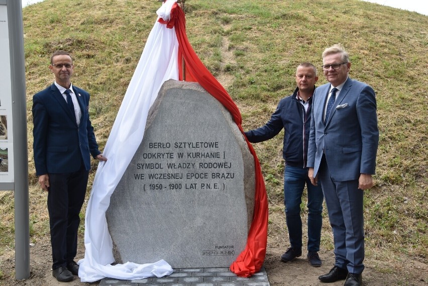 7 lipca 2022 roku w Wilanowie odsłonięto obelisk zwieńczony...