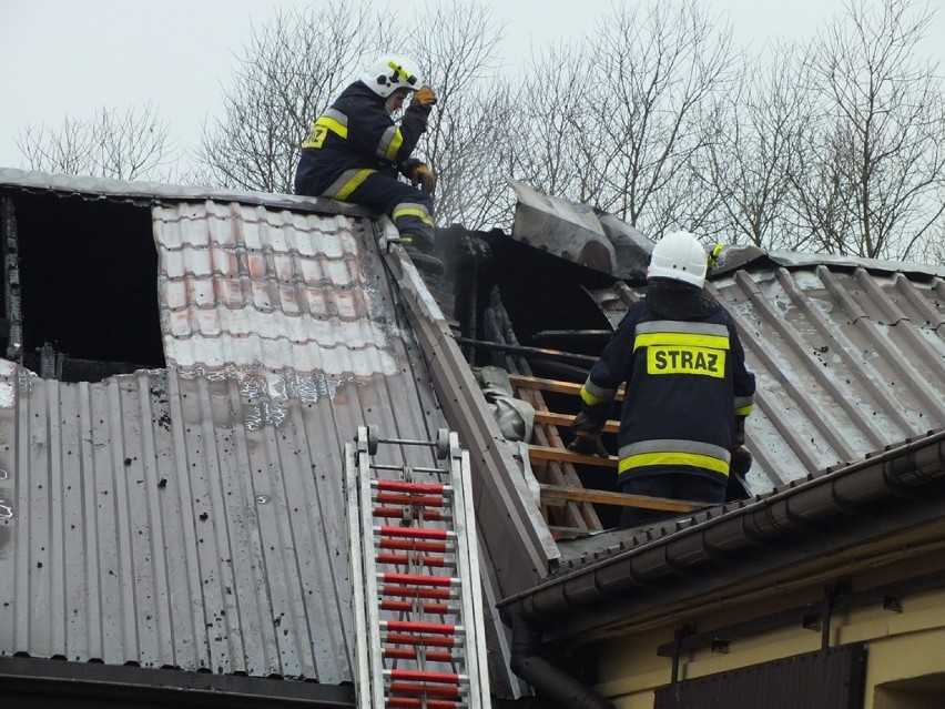 Pożar w Antoninie. Spłonęło ok. 360 m kw. dachu budynku...