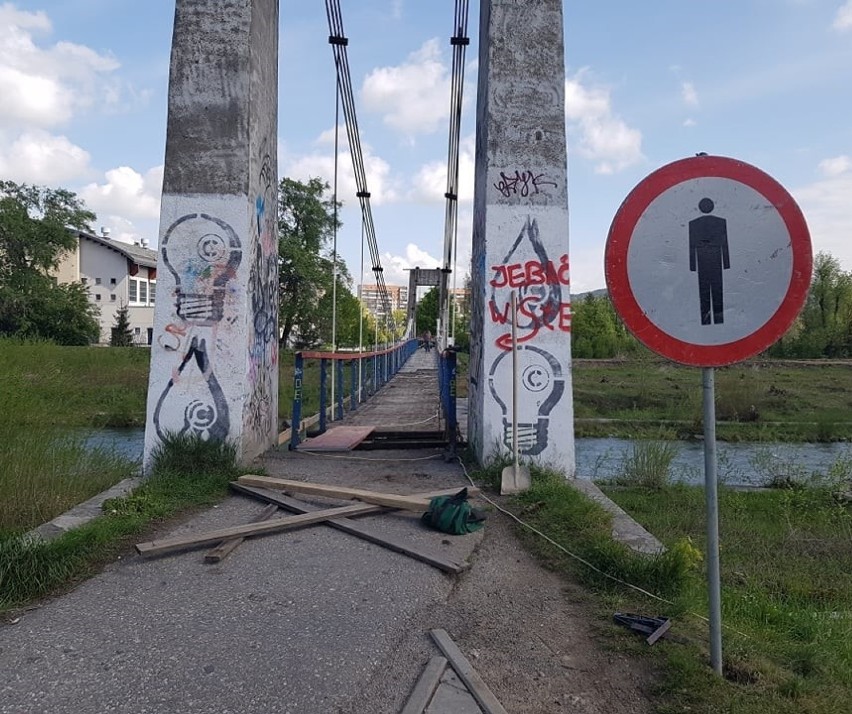 Nowy Sącz. Remontują most wiszący. Jest zamknięty dla pieszych 