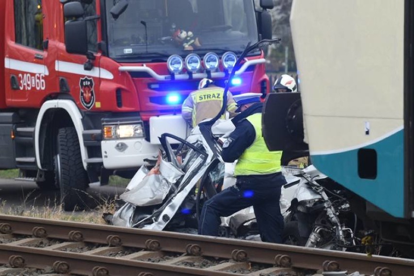 Wypadek samochodu z pociągiem na trasie Toruń - Grudziądz. Nie żyje jedna osoba