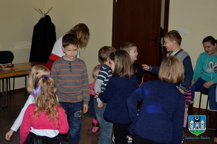 Mikołajkowa zabawa w świetlicy wiejskiej w Pawłowicach przygotowana przez ZOK