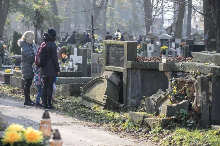 Dzieła obdarzone odpustem zupełnym:

* nawiedzenie cmentarza...