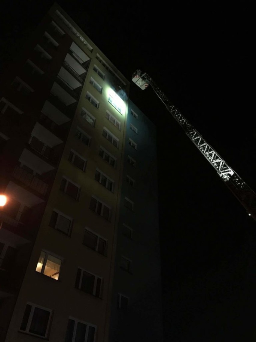 Pożar w Knurowie w mieszkaniu na 10. piętrze w bloku w...