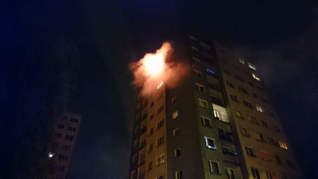 Pożar w Knurowie w mieszkaniu na 10. piętrze w bloku w Knurowie