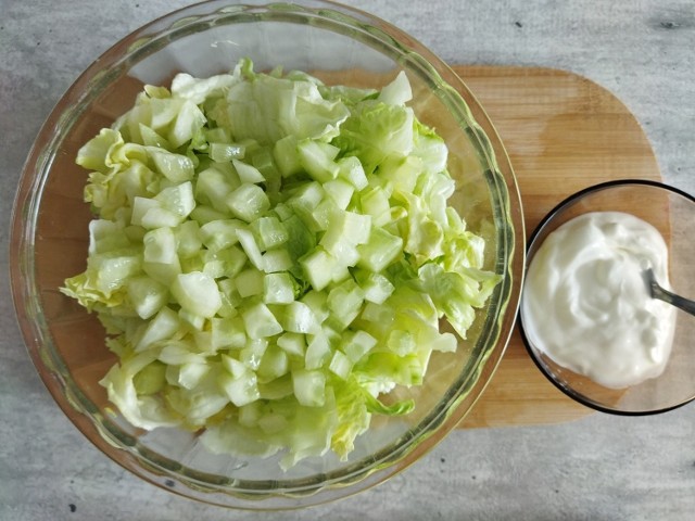Sałatka warzywna. Dopraw jogurt naturalny według uznania np. szczyptą soli lub czosnkiem granulowanym