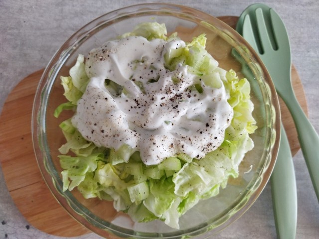 Zielona sałatka z sałaty lodowej to pyszny i zdrowy dodatek do obiadu. Zrobisz ją w 10 min! Zobacz przepis. Kliknij zdjęcie, żeby przejść do galerii.