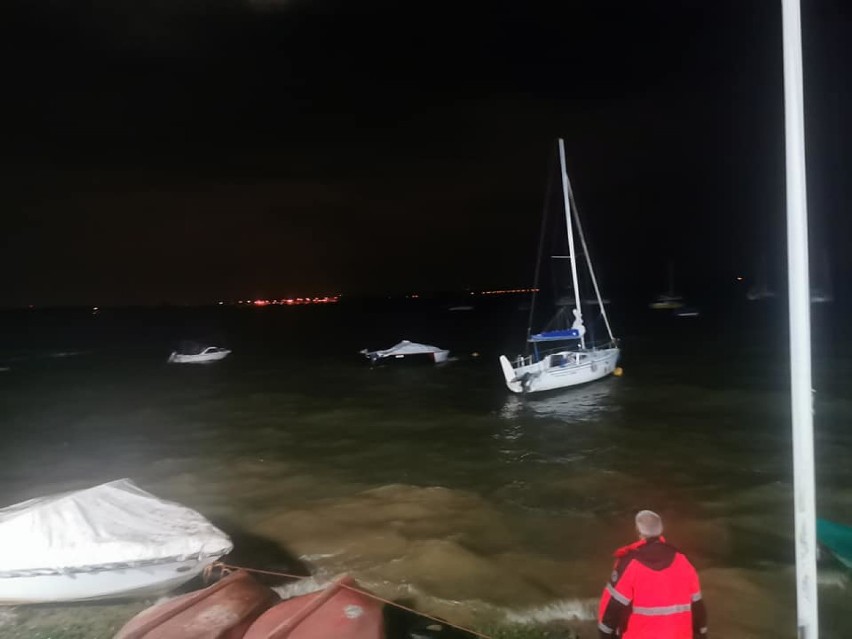 Kilkadziesiąt łódek wyrzuconych na brzeg. Tak nocą szalała wichura na Jeziorze Nyskim