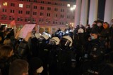 Warszawa. Starcia Antify i narodowców na Strajku Kobiet. Gorąco na pl. Trzech Krzyży! "Policja totalnie sobie nie radzi"