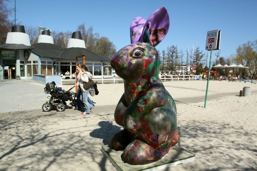 Gdynia: Flesz z przeszłości. 18.04.2011. Figury zajączków malowane na gdyńskiej plaży!