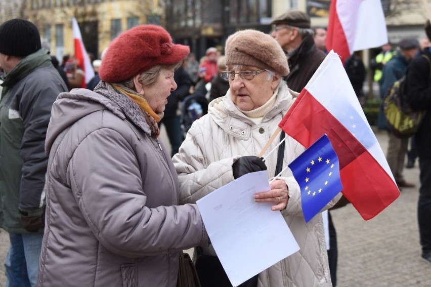 Kilkaset osób manifestowało na placu Wolności w obronie...