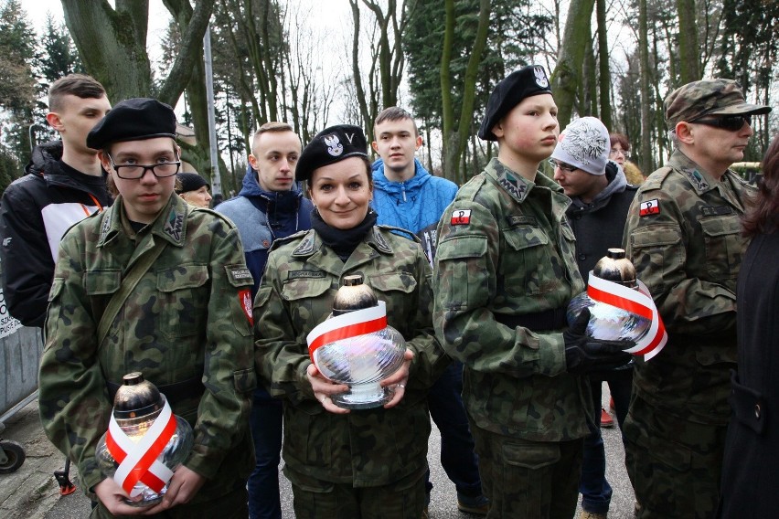 Uroczystości upamiętniające żołnierzy wyklętych na cmentarzu na Dołach [ZDJĘCIA]