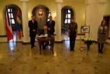 Władze Powiatu Ostrowskiego wpisały się do księgi kondolencyjnej 
