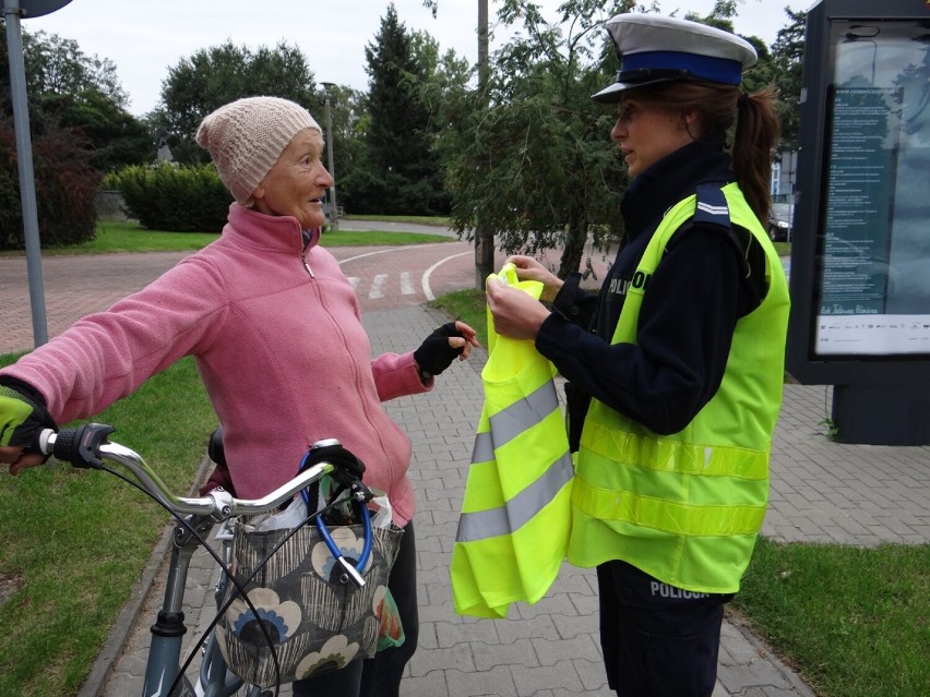 Kamizelki odblaskowe dla rowerzystów i pieszych z Radomska. Policyjna akcja w ramach Road Safety Days