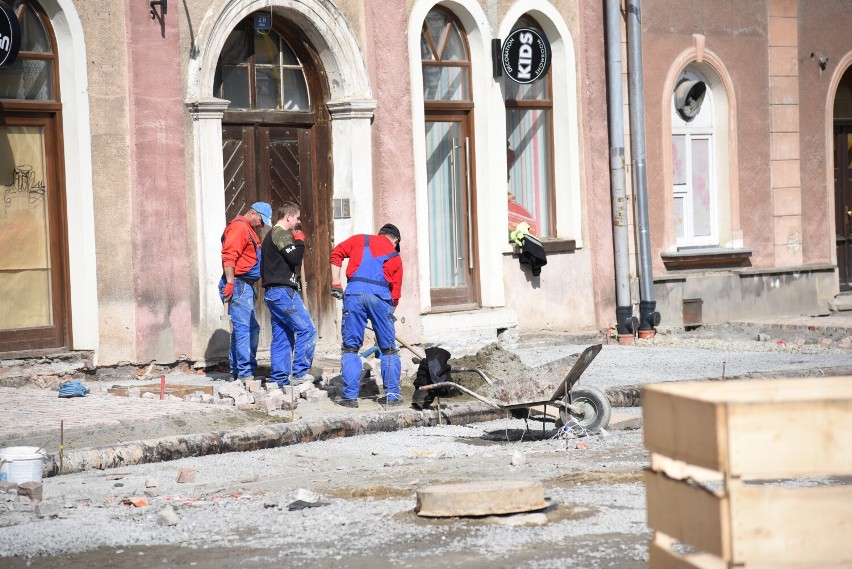 Remont na płycie jarosławskiego Rynku. Widać już duże postępy [ZDJĘCIA]