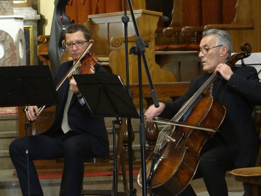Koncert Chóru Moniuszkowców z Radomska w kościele św. Lamberta. ZDJĘCIA