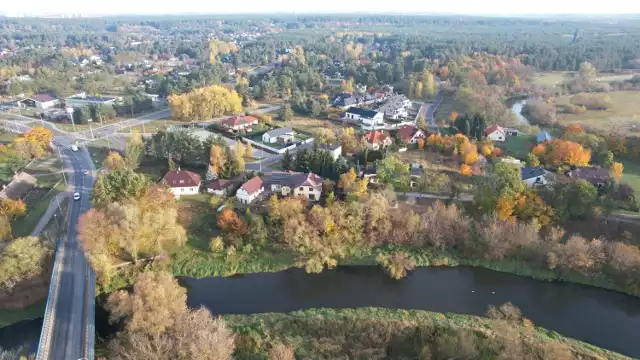 Jedna z ładniejszych dzielnic Torunia zachwyca z lotu ptaka jeszcze bardziej niż zazwyczaj. Malownicze nadwiślańskie pola, osiedle park etnograficzny czy zabytkowy kościół - to wszystko uchwycił nasz fotoreporter na niesamowitych zdjęciach Kaszczorka z drona.