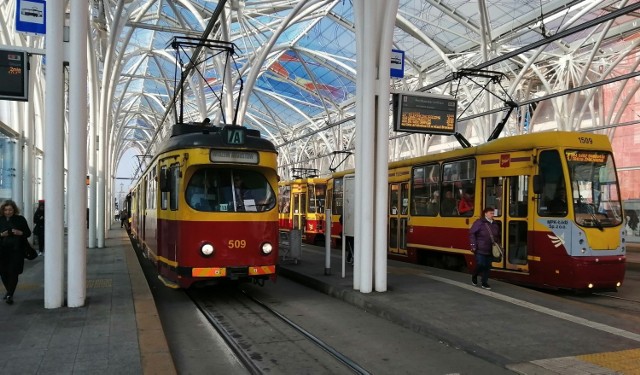 Nie będą mieli łatwego zadania pasażerowie MPK. W najbliższych dniach rozkłady jazdy będą się zmieniały jak w kalejdoskopie. Konia z rzędem temu, kto się w tym wszystkim połapie!

W dniach 23 i 30 grudnia cała komunikacja miejska będzie kurować wg rozkładu jazdy dla dnia roboczego. W dniach 23 - 31 grudnia będzie obowiązywał rozkład jazdy na czas ferii na liniach 53D i 84A. We wigilię- 24 grudnia oraz w sylwestra - 31 grudnia komunikacja miejska będzie funkcjonowała wg rozkładu jazdy dla dnia roboczego, ale zawieszone zostanie kursowanie tramwajów 7, 10A, 11A, 16 i 17.

Czytaj na kolejnych slajdach 