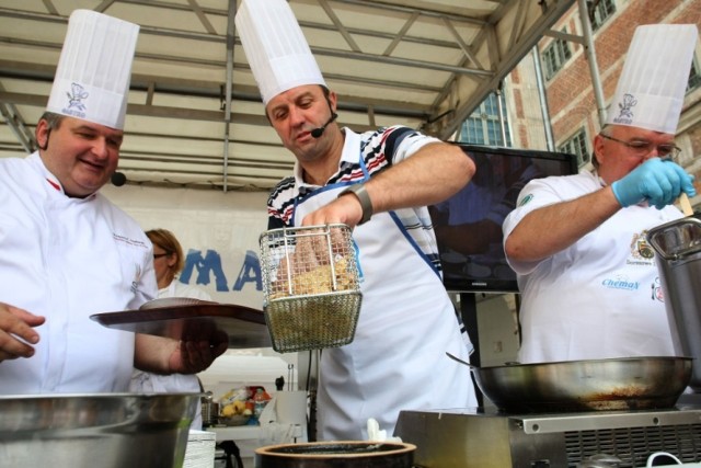 Turyści i mieszkańcy Pomorza mieli już okazję obserwować, jak w kuchni radzi sobie marszałek województwa pomorskiego. Bowiem z okazji festiwalu "Pomorskie Smaki" Mieczysław Struk gotował dla wszystkich bursztynową zupę rybną.